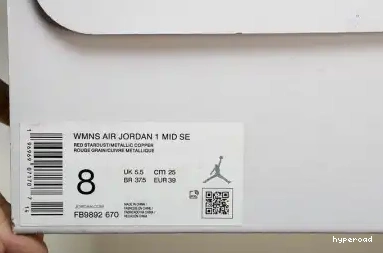 Hyperoad Mid Stardust” SE“Red Jordan Air 1 0425